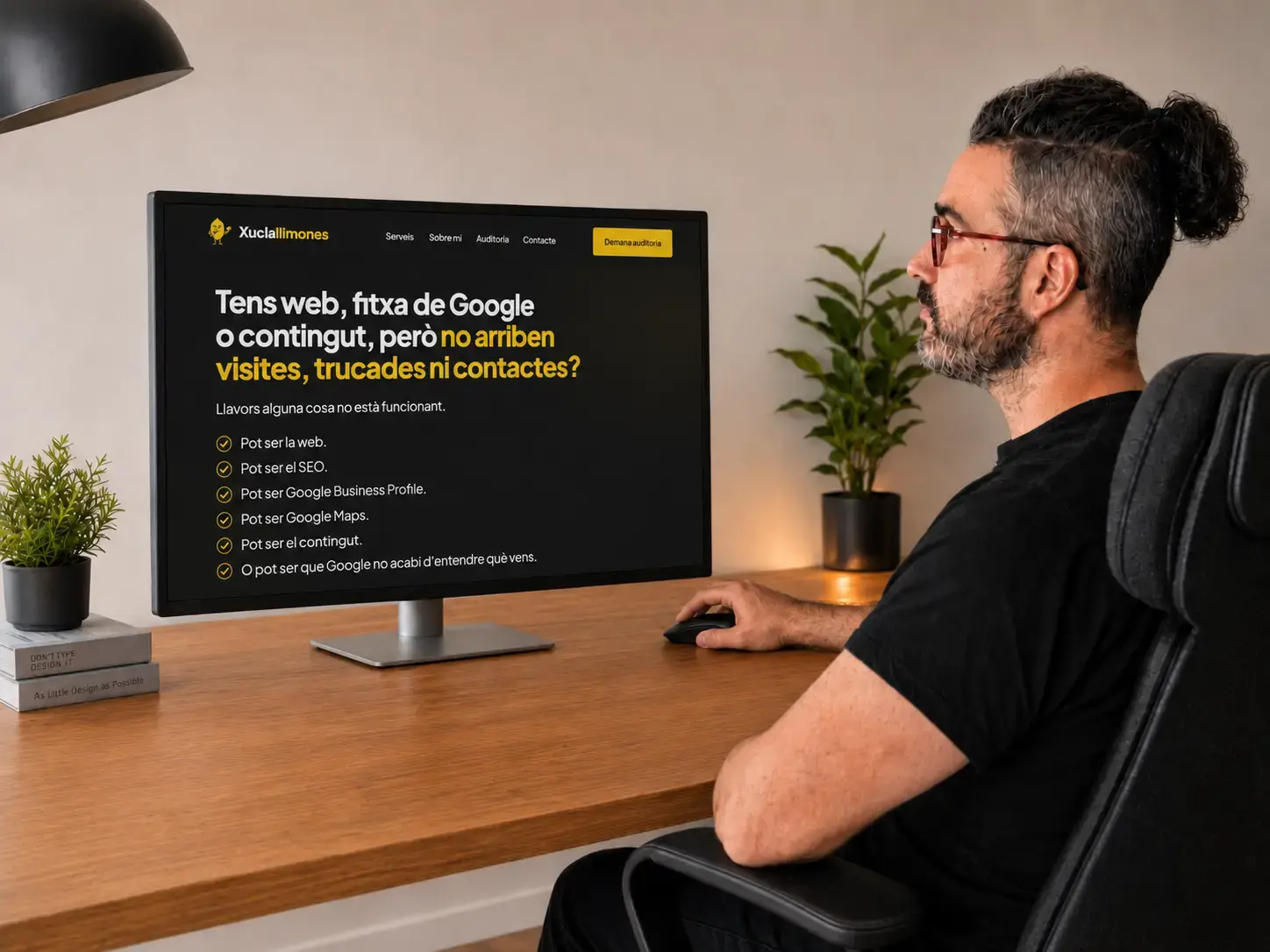 Auditoria SEO de Xuclallimones a la pantalla d'un ordinador, vista des de l'escriptori amb una persona treballant.
